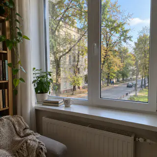 Вікно квартири з наклеєною захисною плівкою (ілюстрація)