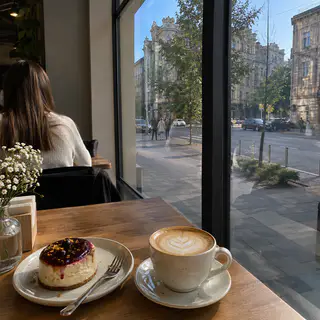 Столик біля вітрини з дзеркальною плівкою: м'яке світло без сліпучого сонця (ілюстрація)