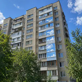 Дом, где часть окон с зеркальной пленкой отражает небо (иллюстрация)