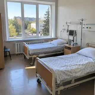 Лікарняна палата з плівкою на вікнах (ілюстрація)