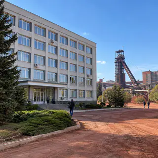 Административный корпус горнодобывающего предприятия с остеклением (иллюстрация)