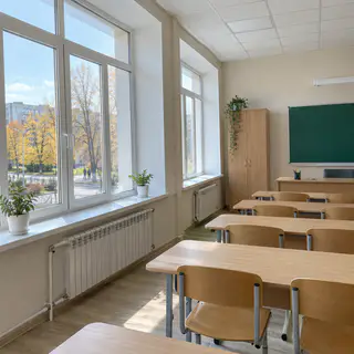 Класс харьковской школы с пленкой на окнах (иллюстрация)