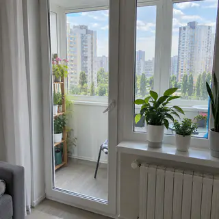 Балконні двері з плівкою безпеки в квартирі (ілюстрація)