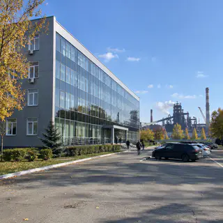 Адміністративний корпус підприємства зі скляним фасадом у Дніпрі (ілюстрація)